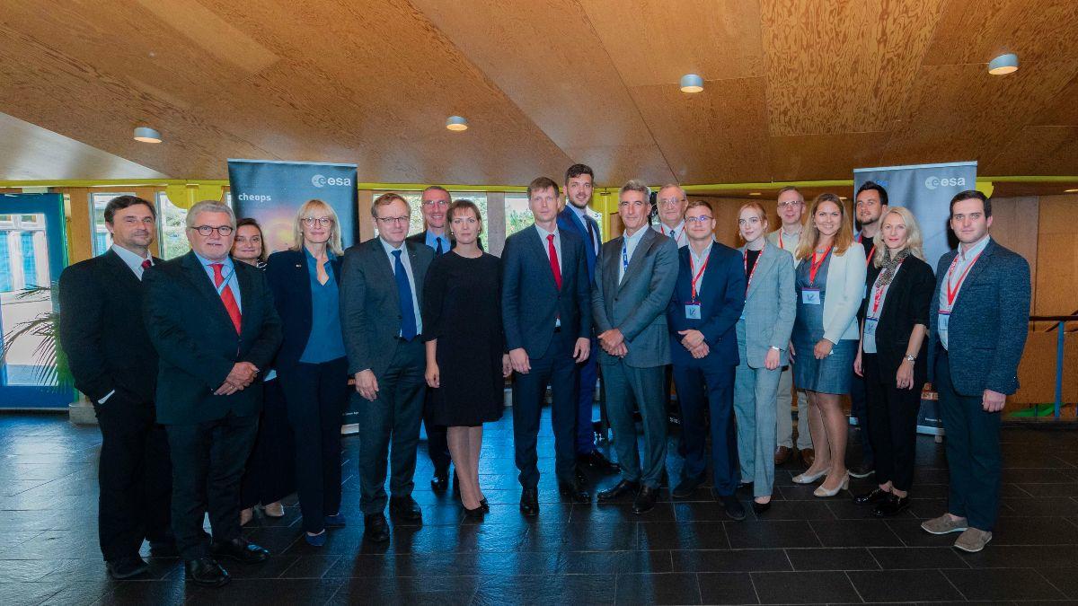esa's tweet photo. Thanks to the Latvian delegation who visited to our research and technology centre #ESTEC in the Netherlands today, where they were received by ESA DG @janwoerner and Director of @ESA_Tech Franco Ongaro. #Latvia 🇱🇻 is an ESA Cooperating State since 2015. #Space19plus https://t.co/qV9XxcYpHQ