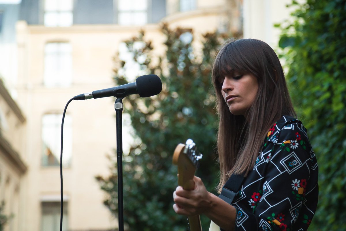 #TBT : <a href="/claraluciani/">Clara Luciani</a> dans les très beaux jardins du <a href="/_RitzParis/">Ritz Paris</a> pour célébrer la rentrée du magazine <a href="/ELLEfrance/">ELLE</a>. @Initial_a_s