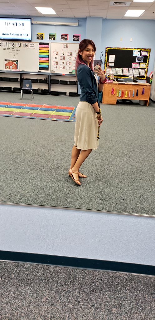 yeseni10's tweet photo. Subbing really makes you think about life, for example some of the 2nd grade girls thought I looked like a #viscogirl ...guess who had to look up what that was?🙋🏽‍♀️ in all honesty they're not wrong but I wasn't dressed like that for school lol #feelingold 👵🏽 https://t.co/3Iuw7udsK0