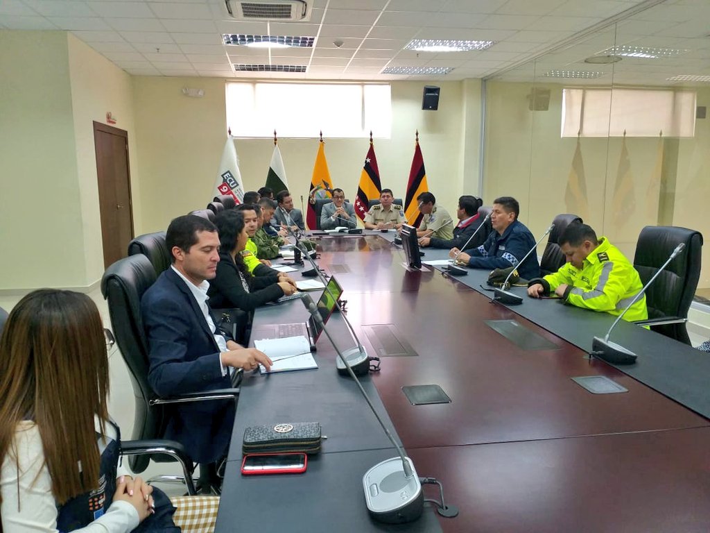 GoberLoja's tweet photo. 🗂 Autoridades de varias entidades del Estado coordinan acciones para planificar operativos de #SeguridadCiudadana y control del orden público en espacios públicos de la ciudad. La sesión de trabajo es presidida por #GobernaciónLoja a través de Intendencia de Policía. https://t.co/lqOvXH5SVZ