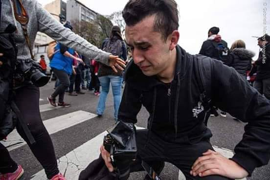 "Estudia fotografia. Fue a cubrir el acampe. Lo apalearon, lo gasearon y le rompieron la cámara. Por eso llora. Sabés lo que cuesta una? Sabés lo que nos cuesta tener una? Por eso llora. Por que fue su sueño mucho tiempo seguramente (+)