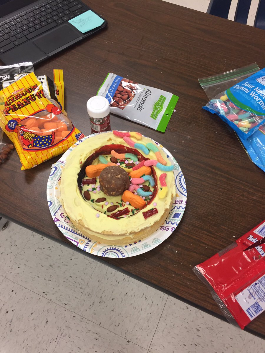 MrsCameron4's tweet photo. We started construction today on cells. The kids were super excited to get started. Tomorrow is our gallery walk! Come on by Room 505 before 12:45pm and take a look at the work these students have done! #way2go #hbisd #7thgradesciencerocks https://t.co/zibibpvYgt