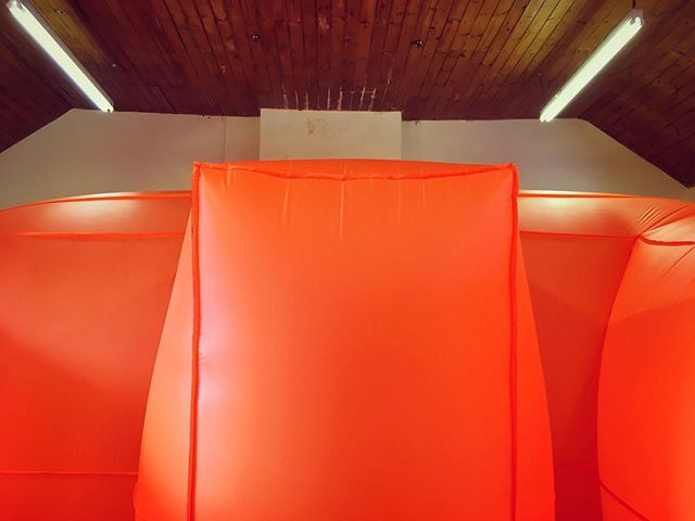 rougeit's tweet image. Another day of filling the village hall..
.
.
.
#apollo #inflatableart #inflatablearchitecture #textileart #big #orange #workinprogress #durham19 ift.tt/2I10ySX