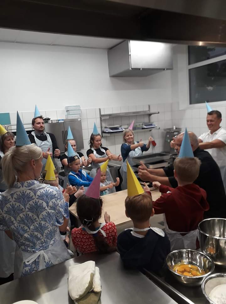 bernuslimnica's tweet photo. Šodien mums slimnīcā ir īpaša nakts. Mūsu mazie, mīļie ķipari jeb kā citi saka - pacienti, citiem slimnīcas ķipariem cep īpašos Bērnu slimnīcas dzimšanas dienas cepumus. Viņiem palīdz Elmārs Tannis un mūsu slimnīcas pavāru superkomanda! https://t.co/9CnpEeDIbe