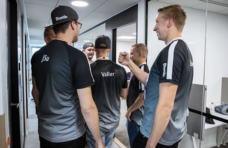 eezyhenkilosto's tweet photo. Dustin tulee ja voittaa historian ensimmäisen VMP Cupin! 🤩 Onnea myös mentorille @rosieriver 🤩🎉🎊 #VMPCup #VMPxEsports #csgofi #esportsfi https://t.co/U57722LU1b