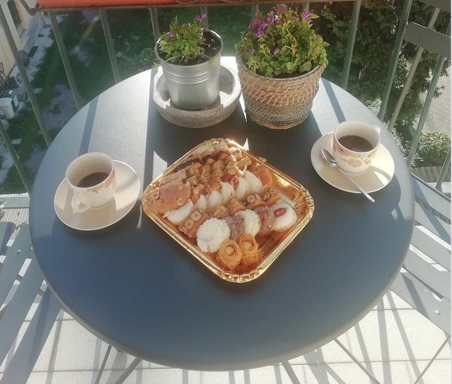 Oggi ho fatto colazione così. Con i dolci arrivati direttamente dall'Egitto. Che io amo alla follia. A base di miele. Uno dei motivi per cui andare in Egitto è per mangiare i dolci! E per il tuo viaggio visita @momondo ( momondo.it/in?a=ambassado…) #admomondo #owtravelers