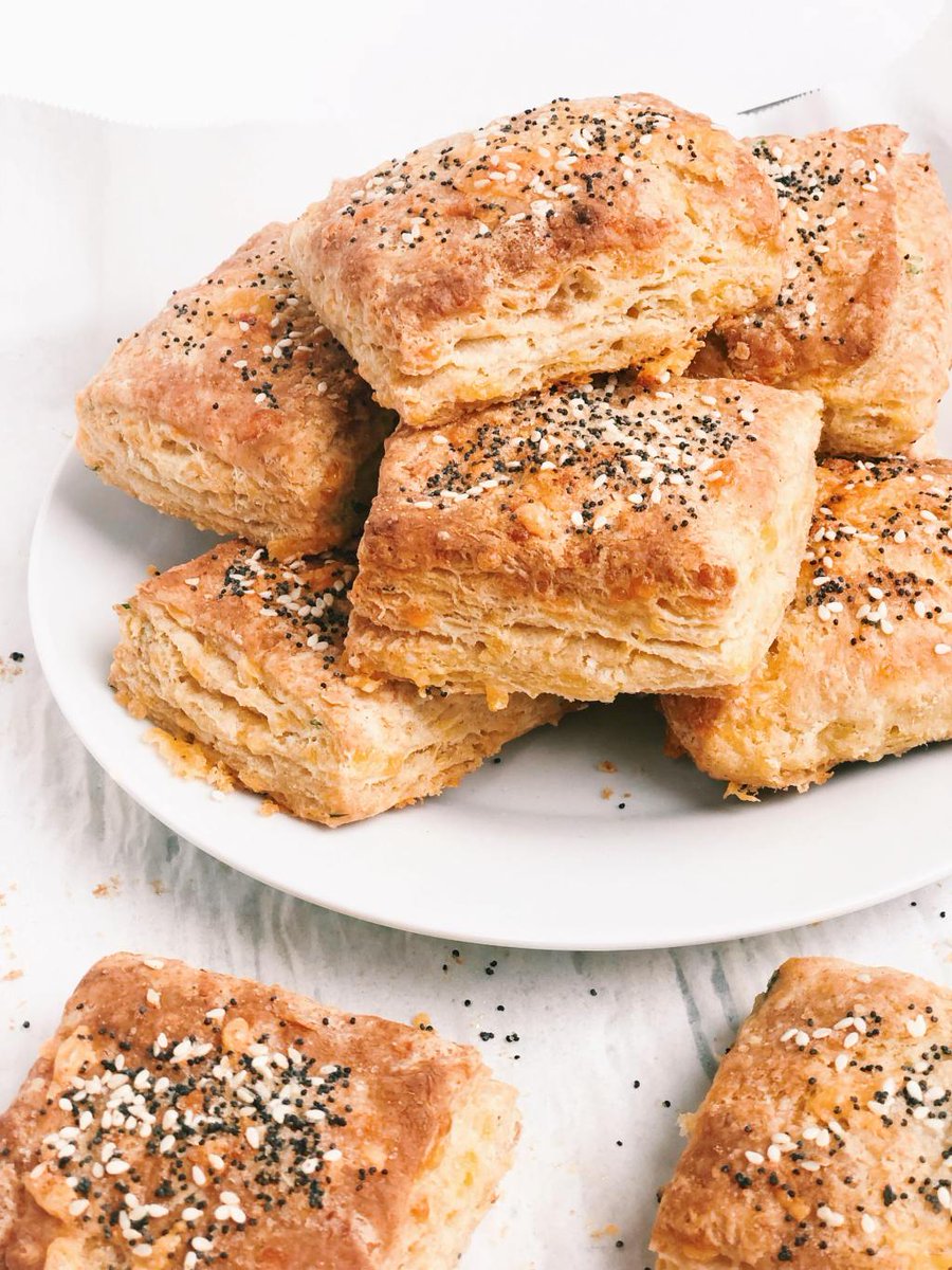 Check out my recipe for Cheddar &amp; Everything Bagel Seasoning Biscuits! #weekendbaking #gamedayrecipes sandrastainton.com/2019/09/12/eve…