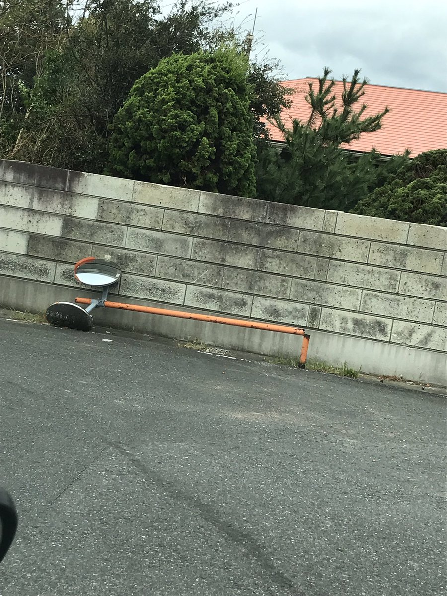 rinnxofficial's tweet photo. テレビでは報道されてない
千葉県の現状がそこにありました。
標識や、電柱は折れ曲がり
旅館の梁は天井を突き破り
ユニットバスは見るも無残な姿に
なっていました。 https://t.co/lYOIJM7dPr