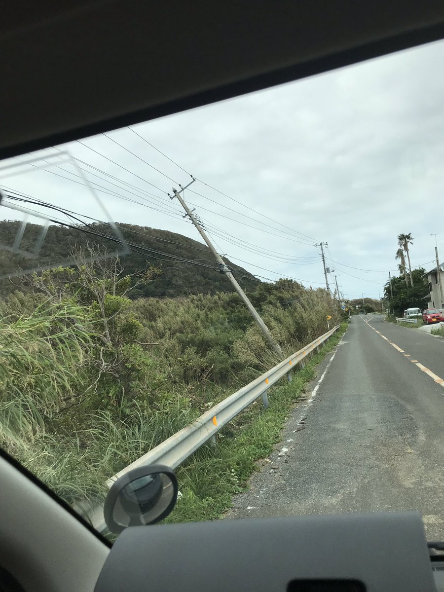 rinnxofficial's tweet photo. テレビでは報道されてない
千葉県の現状がそこにありました。
標識や、電柱は折れ曲がり
旅館の梁は天井を突き破り
ユニットバスは見るも無残な姿に
なっていました。 https://t.co/lYOIJM7dPr