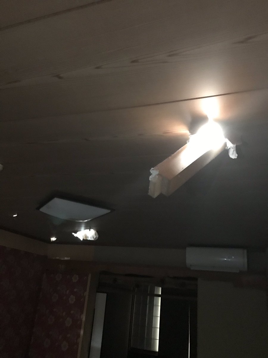 rinnxofficial's tweet photo. テレビでは報道されてない
千葉県の現状がそこにありました。
標識や、電柱は折れ曲がり
旅館の梁は天井を突き破り
ユニットバスは見るも無残な姿に
なっていました。 https://t.co/lYOIJM7dPr