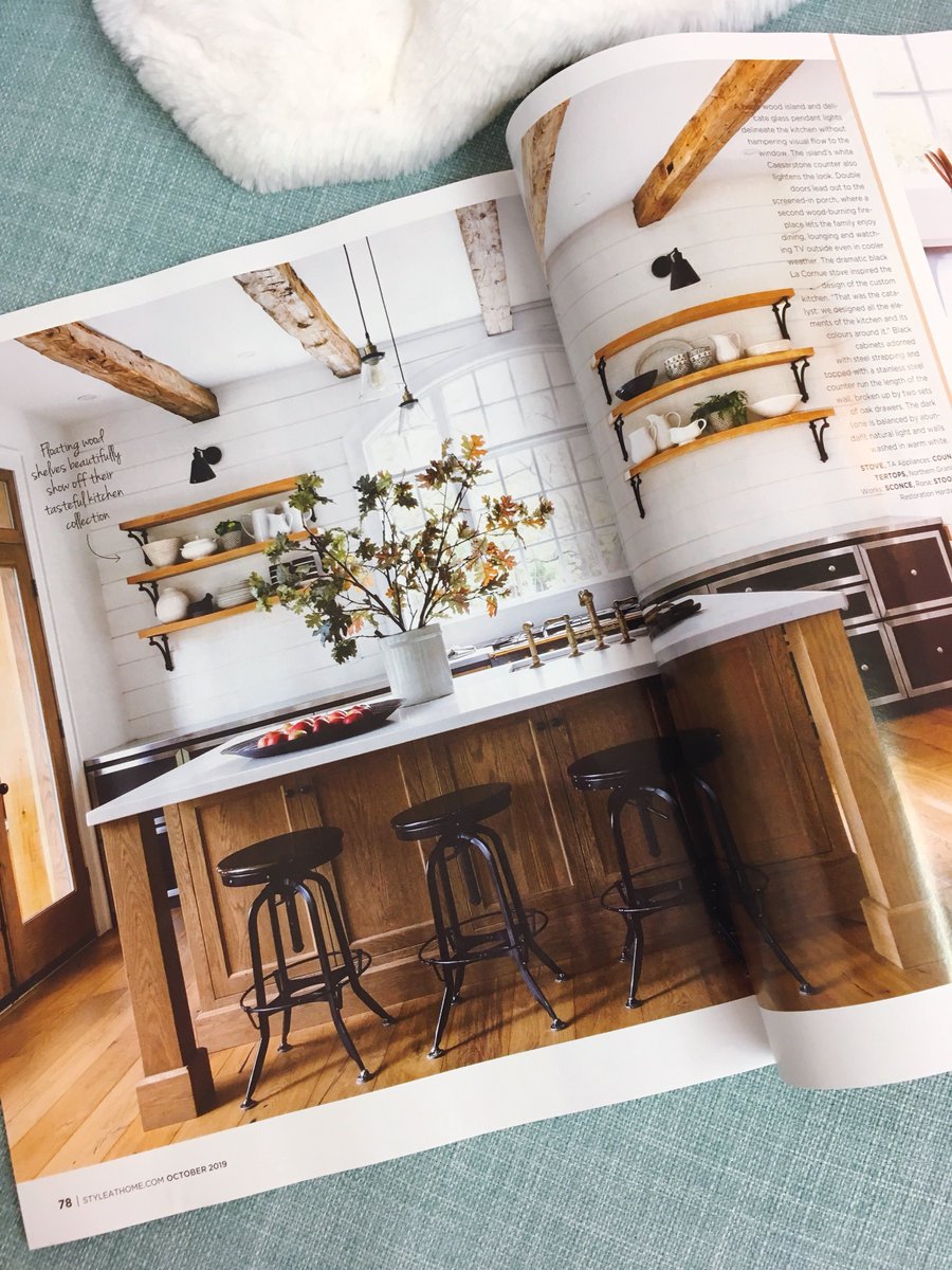 DesignBlush's tweet image. As the weather gets a little chilly, we can’t help but curl-up with a coffee &amp;amp; get inspired by beautifully #rusticdesigns. A lot of wood &amp;amp; a little bit of stone brought together by airy white walls has us excited for cool nights &amp;amp; cozy breakfasts. 📸 #October issue, Style At Home