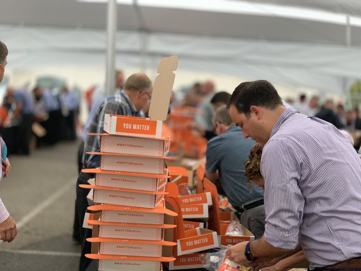 HormelFoods's tweet photo. Our leadership team is packing more than 2,000 meals to help feed students in West Virginia this morning #BoxToBellyChallenge #HungerActionDay https://t.co/EKIwzWWZdW