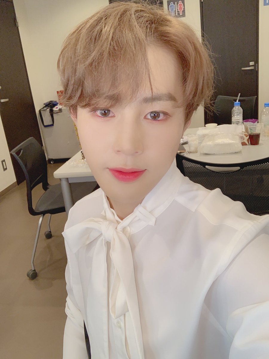 gooreumseng's tweet photo. #하성운
#하늘
🌻🌻🌻🌻🌻 https://t.co/adm5qlNJwD