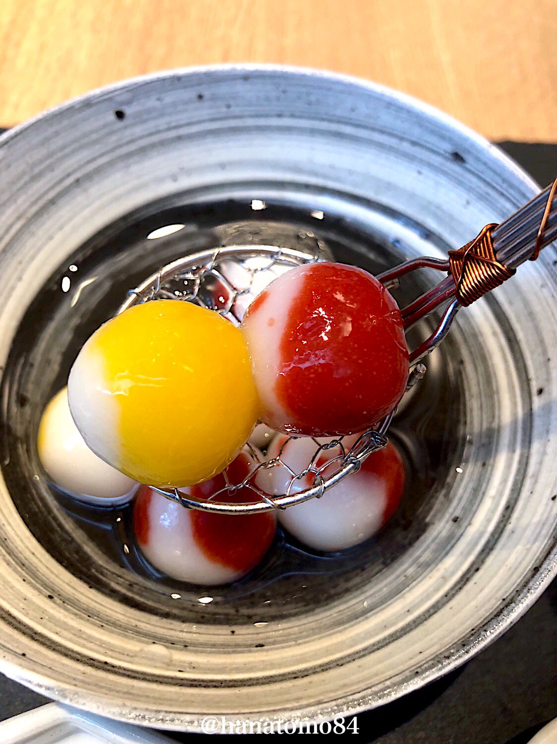 はなとも 神楽坂にある 白玉屋新三郎 では注文後に茹でるもっちりぷるぷるの白玉に かぼちゃや紅芋を混ぜ込んだ その名も 金魚 白玉だんご が食べれるぞ 金魚白玉団子は夏に金魚すくいをしているかのような遊び心を彷彿させる一品 あんこ きな粉