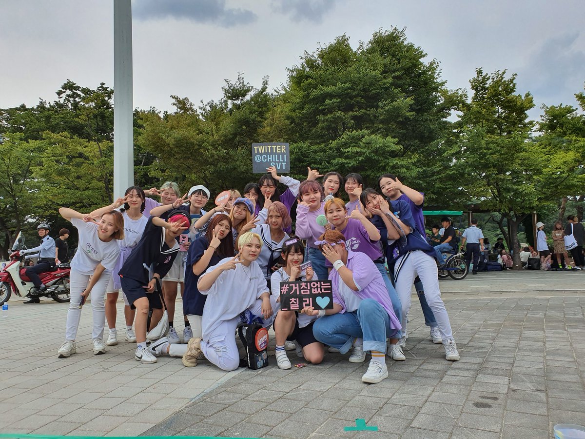 DEEPSVTcover's tweet photo. 190901 1열에서 너무 잘 감상했어요💖💙
너무 감사하게도 중간에 자리도 빌려주시고 앰프도 빌려주시고ㅠㅠㅠ
13명 꽉꽉찬 공연 너무 보기 좋았고 다들 넘 잘추셔서 정신없이 즐겁게 응원하면서 봤네요!
다음 캐랜때도 꼭 또 보고싶어용^v^💖💙 늦었지만 수고하셨습니다!

#거침없는_칠리 @CHILLI_SVT https://t.co/XkYalP2TO9