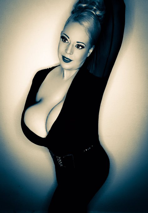 Today is #artoftheday ? ein Charakter Porträt Shoot ? wünsche Euch einen schönen Rest Tag Knutscha ???
