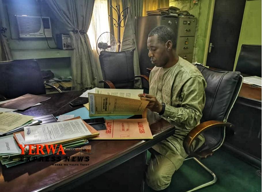 YerwaExpress's tweet photo. #RareShot: Photo of Prof. Babagana Umara Zulum, Governor of Borno, working at the Governor's Office located inside Musa Usman Secretariat. This is the first time a governor is using the office in quite a very long. Previous governors work from the Government House, located in GRA https://t.co/YMfTND1Df7