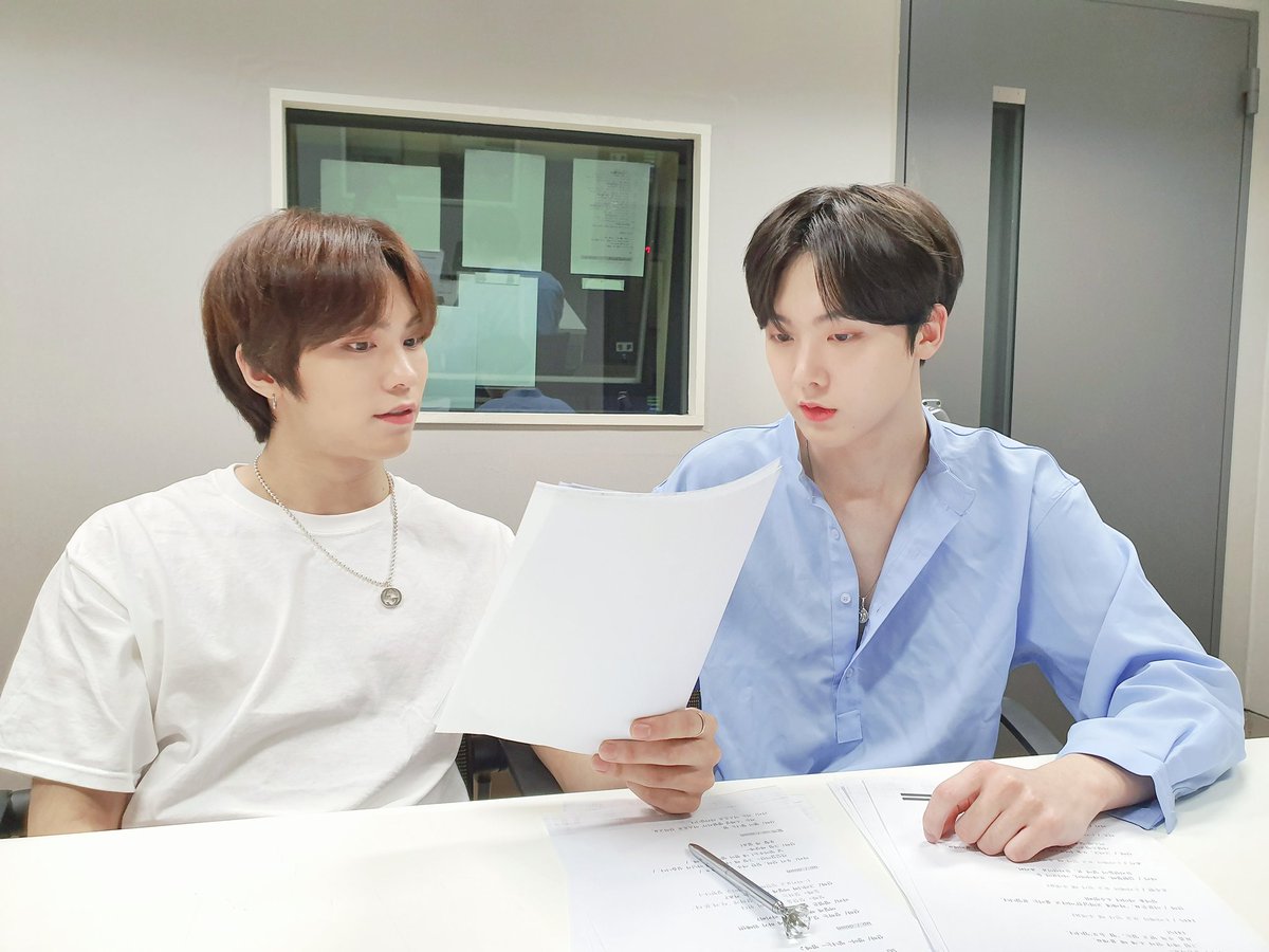 mbcstar's tweet photo. #스페셜 #별밤지기
#라디 #산디
#아스트로 #라키 #산하 
방송 전에 열~심히 리딩하고
프로처럼 멋찌게😎 생방중입니다❣
#보이는라디오 하니까 
#아로하 와 #별밤가족 여러분
어서 어서 오세요~🤗
-
#MBC #라디오 #표준FM #산들의별이빛나는밤에 https://t.co/HJWFlwWzuY