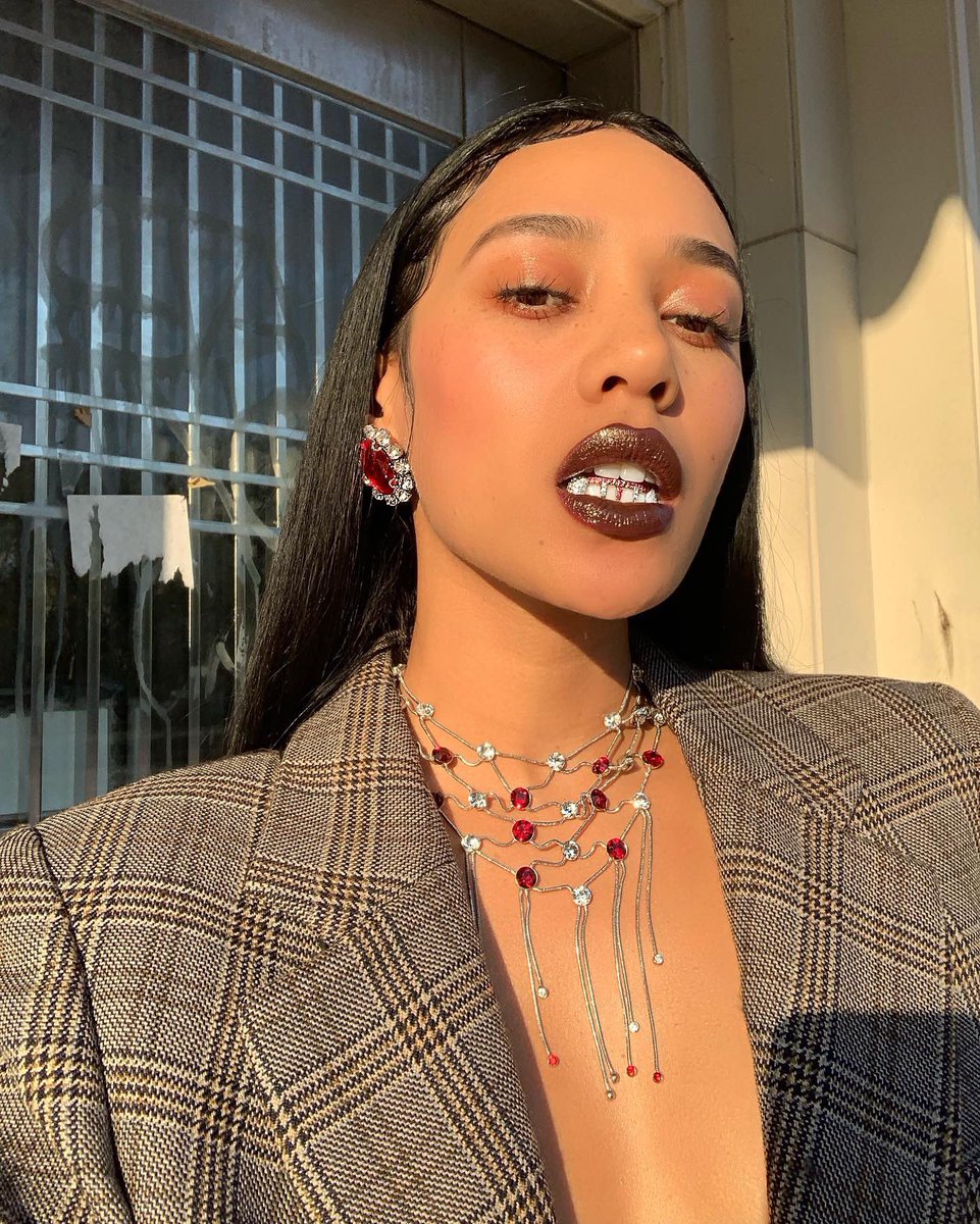 AlealiMay's tweet photo. 🖤 Marc Jacobs Show in MJ
&amp; Chanel boots
🧛🏾‍♀️💎 Fangs by OG Gabby Elan https://t.co/HG4YCKyXPl