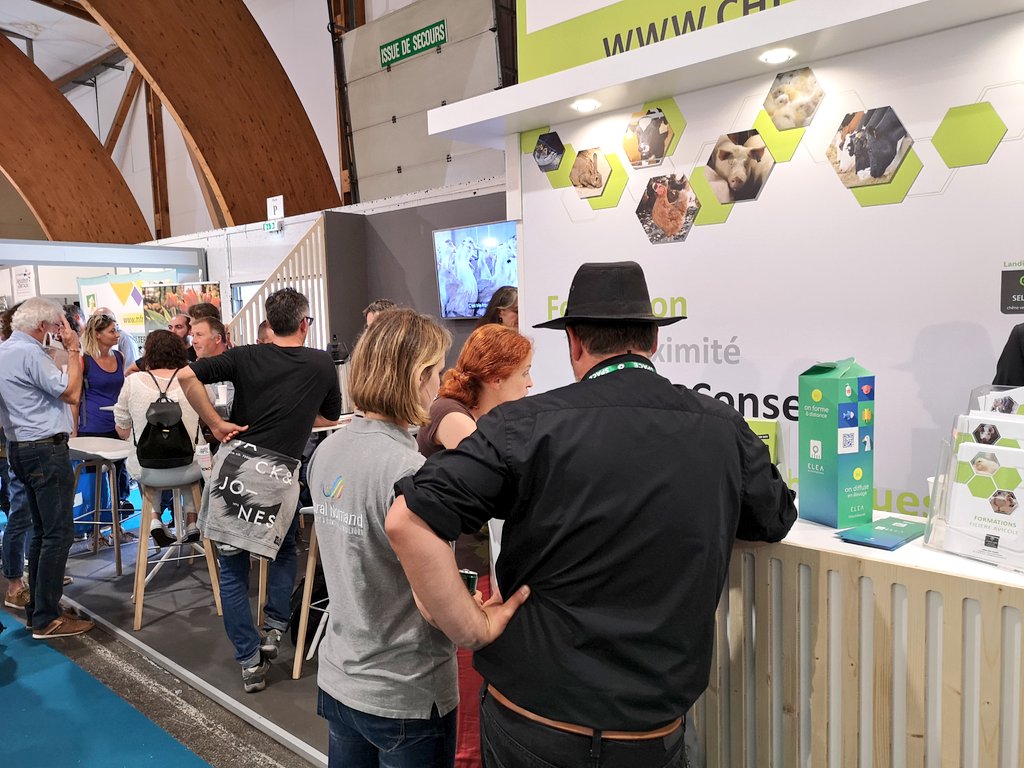 elea_vet's tweet photo. On enchaîne les démo de la plateforme #elearning ELÉA sur le stand ! Rejoignez-nous Hall 5 A30 #space2019. Partenaires : @MSDsanteanimale - @SyntheseElevage - @Zoetis - @BoehringerFR_AH https://t.co/cfjcIunnOa