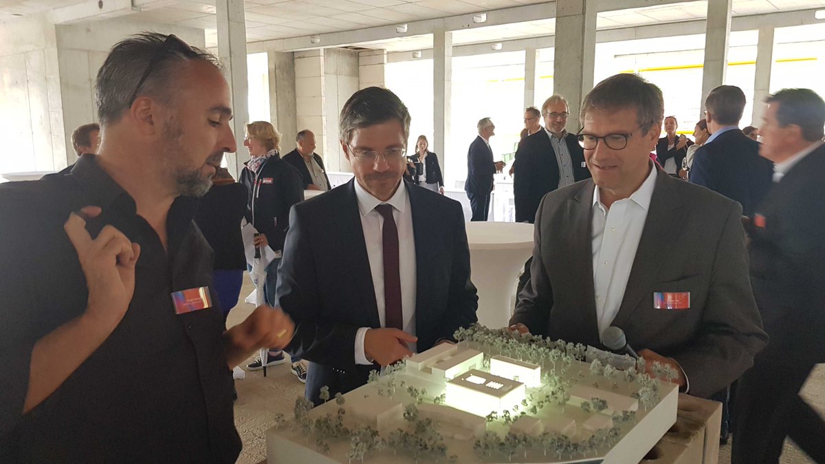 LH_Potsdam's tweet photo. Richtfest auf dem SAP Think Campus am #Potsdam|er Jungfernsee. Es entsteht Platz für weitere 500 bis 600 Kreative, Wissenschaftler*innen, Denker. OB @Mike_Schubert : "Ein außergewöhnlich inspirierender Ort entsteht hier." #DigitalHub #ThinkCampus https://t.co/4zT8661Rs9