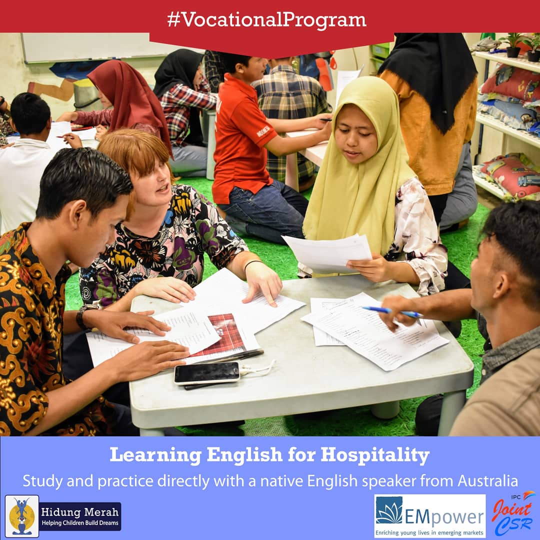 RNFRedNose's tweet photo. Kaum muda pelatihan vokasional YHM sangat gembira dapat belajar bahasa inggris untuk perhotelan dan restoran.
#programvokasional #vocationalprogram #kelasperhotelan #hospitalityclass #rednosefoundation #yayasanhidungmerah #hospitalitytraining #youthempowerment #cilincing #npct1 https://t.co/0uu0Wpjcks