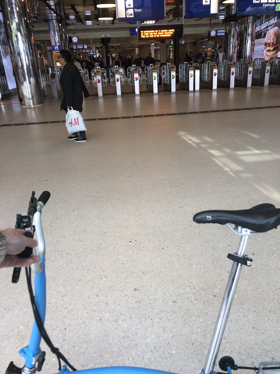 TRES mais TROP impatient de déplier mon vélo pour sortir de la gare en roulant. Sur les 150m entre le train et la sortie de la gare d’Amsterdam, trois policiers et contrôleurs m’ont dit de ne pas faire du vélo.   #CaNeRigolePas