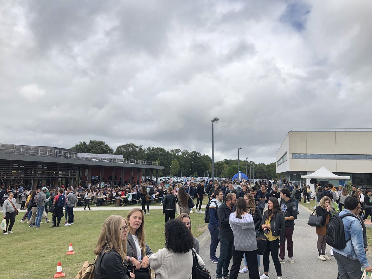Welcome Deiz ce midi pour la rentrée à <a href="/UBS_universite/">UBS_universite</a> du campus de Vannes. L’occasion d’accueillir les nouveaux étudiants et de leur présenter l’offre de service et culturelle à #Vannes. Les Bureaux information jeunesse de Vannes et Lorient sont là pour répondre à vos questions
