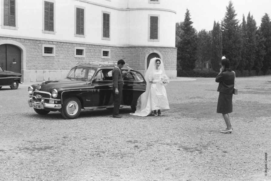 📢Avui a les 19 h s’inaugura "Una càmera pròpia. Dones i pràctiques fotogràfiques" a La Casa Elizalde. Es tracta d’una mostra en la que podrem trobar algunes obres de la nostra fotògrafa 📸representada, Joana Biarnés.