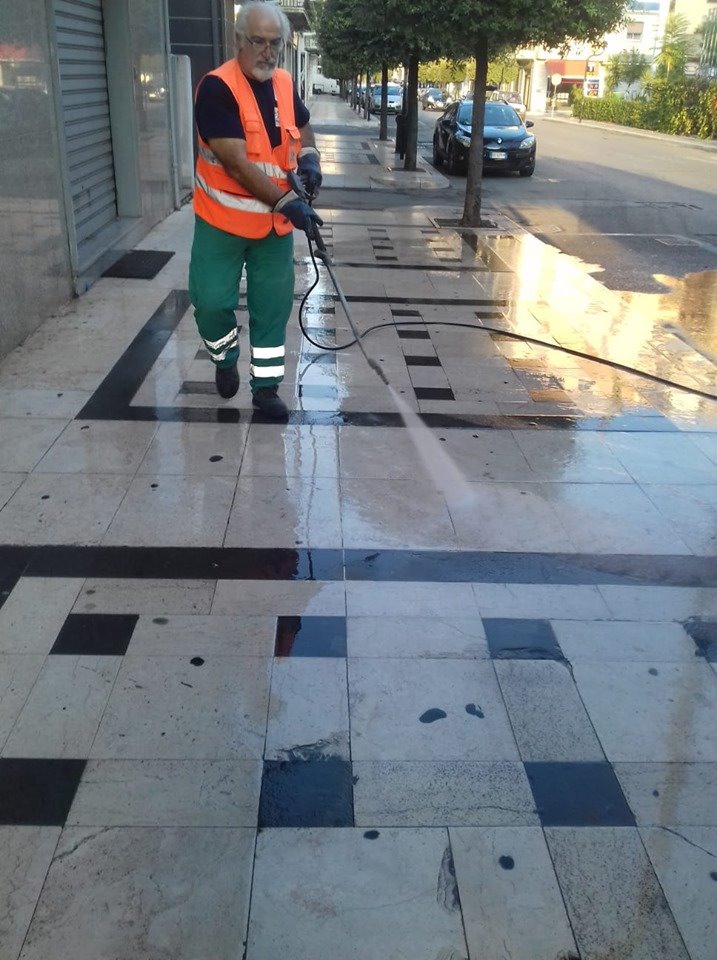 CivicaPer's tweet photo. L’operazione Città Pulita, prosegue con interventi sul verde pubblico nella Scuola di Fabrizio Grande, nelle Contrade Frasso ed Amica e nel centro storico bizantino.
#coriglianorossano #calabria #pulizia #decorourbano https://t.co/GC9YhIFSzl