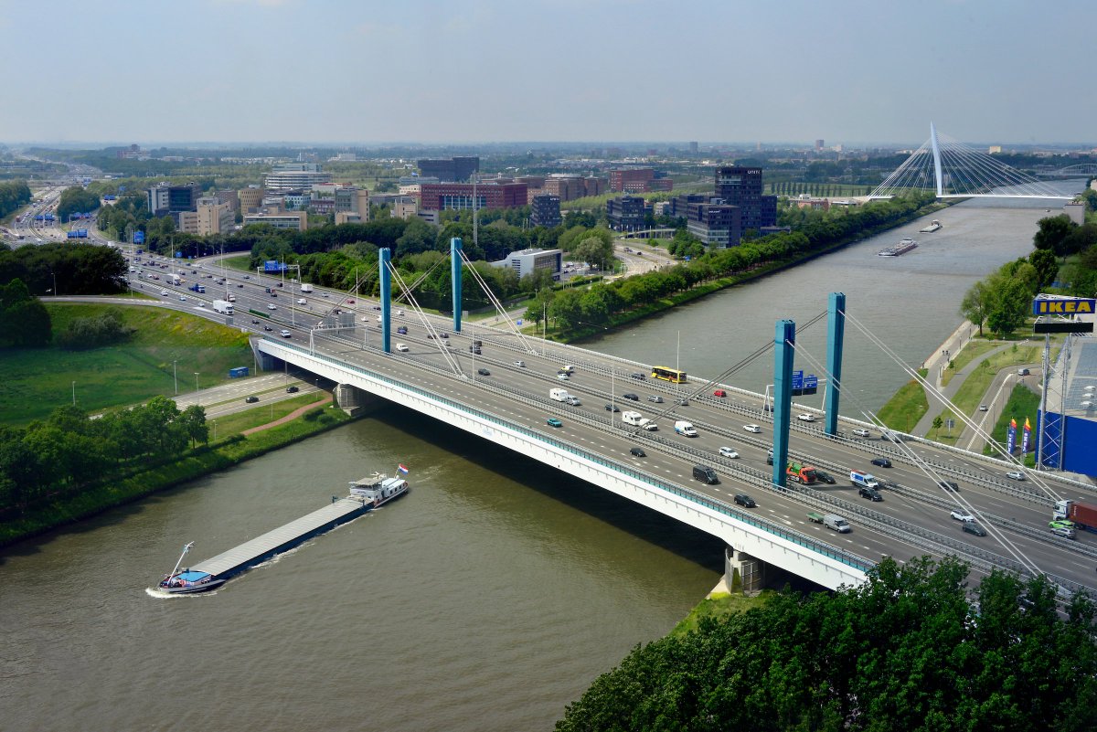Rijkswaterstaat's tweet photo. Kom je tussen 27 sept. en 8 nov. over de #Galecopperbrug in de #A12? Op weg naar je werk, je oma of je lief. 🚗 Houd dan rekening met forse vertraging ter hoogte van #Utrecht. Oorzaak: werkzaamheden aan de voegen van de brug. https://t.co/pLQqIuNs18 https://t.co/c5HoX5yBQC