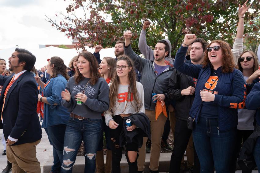 #OrangeCentral kicks off today! We're so excited to welcome alumni back to #SyracuseU this weekend! 

🏠🍊 ow.ly/4Jq250w6MJ0