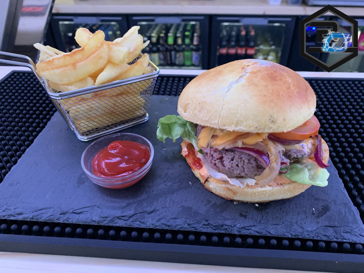 C'est tout nouveau, le Blackout eSport propose désormais de quoi remplir nos estomacs de joueurs affamés ! 🍽

Encore une bonne raison de ne plus quitter notre bar ! 😜