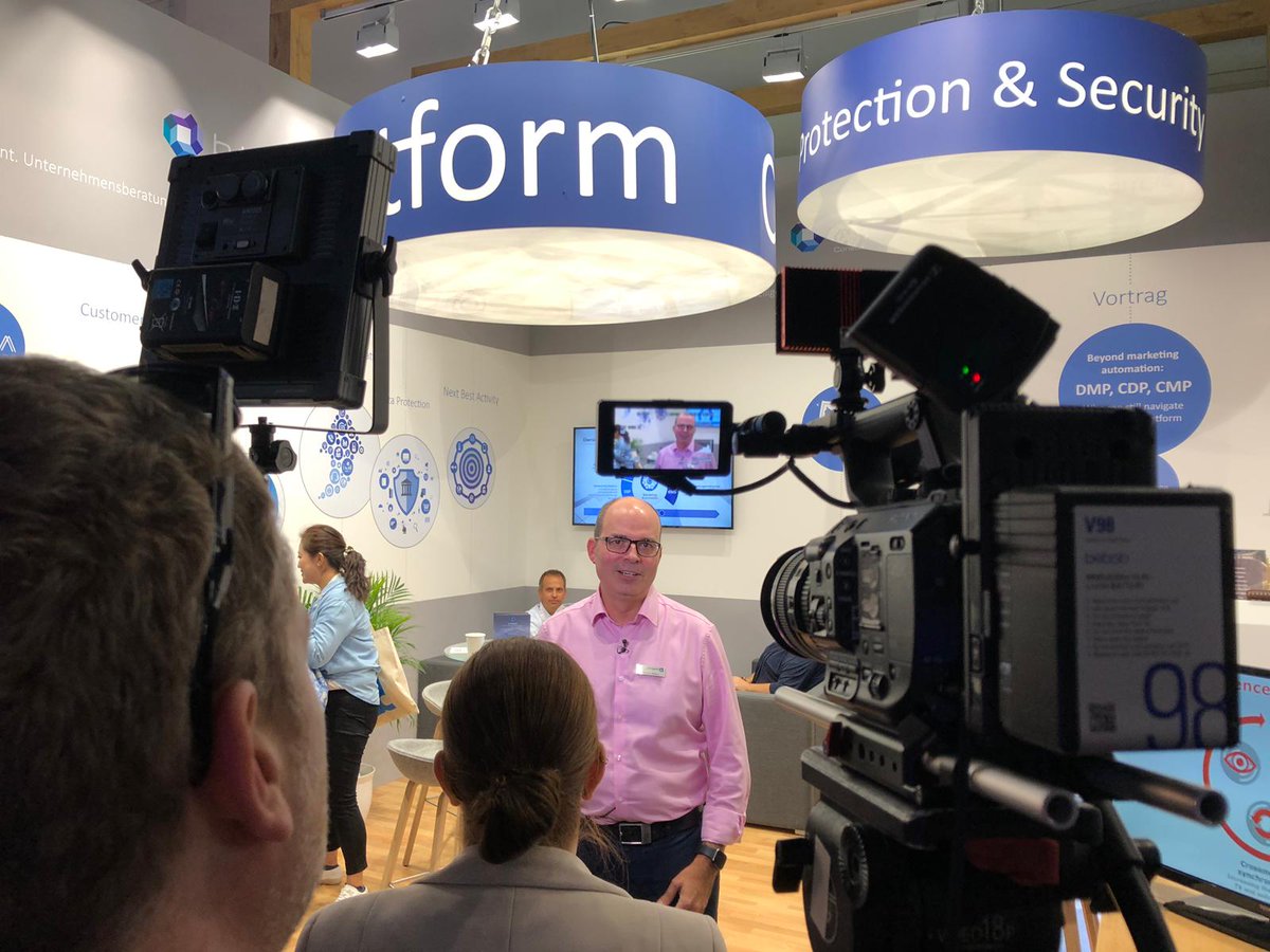 Kamera läuft!🎥Unser Kollege <a href="/Laurensmalter67/">Laurens</a> auf der #DMEXCO19 im Gespräch mit <a href="/marconomy_de/">marconomy</a>. Das Thema? Na klar: #CustomerDataPlatform! Wir sind gespannt auf das Ergebnis!