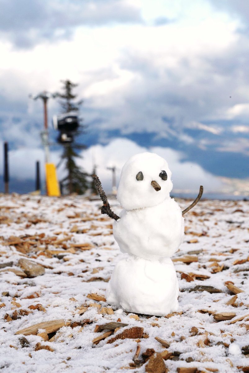 KeystoneMtn's tweet photo. Snow salutations! Our first snow of the year today ❄️🥳❄️ Happy to see frosty waking up from his long summer’s nap 🎉 #KeystoneKickoff #SeizeTheSeason https://t.co/kL71XPZ9io