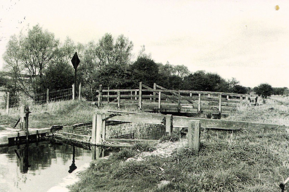 CRTWalesandSW's tweet image. The answer to our #WednesdayQuiz is Burnt Mill Lock (Knights Mill Lock) number 65, Great Bedwyn, taken in 1964. The swing bridge is no longer there. Knights Mill was burnt down early in the 19th century, hence the change of name. #KACT Archive