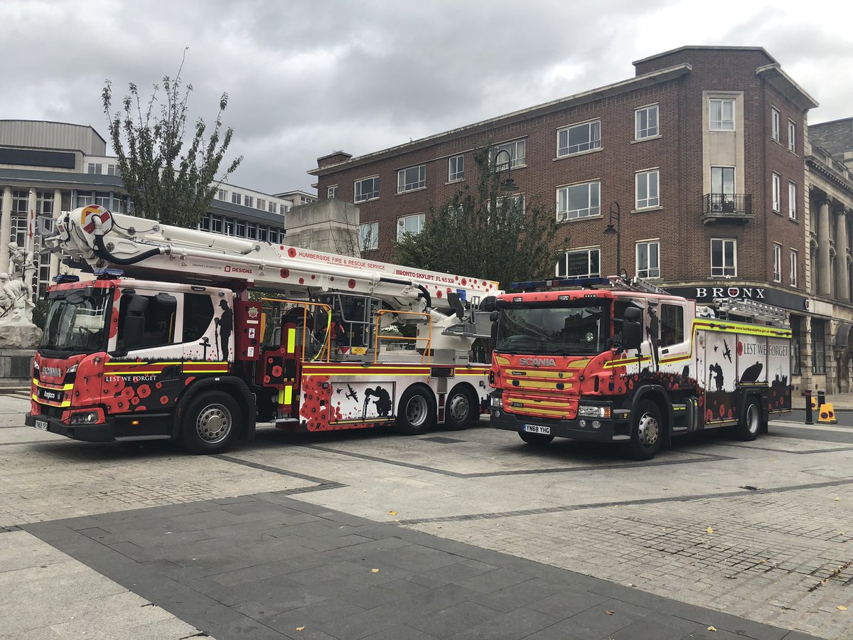 HumbersideFire's tweet image. Today we’re proud to launch our new 45M ALP, together with an existing engine, which have been wrapped in a remembrance design. The idea for the design came from FF Lynden Young. Thanks to @Angloco @HFRSolutionsCIC, DESIGNS Hull and @ScaniaUK for their involvement in the project.