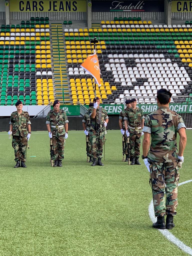 AOOKramer's tweet image. Oefenen voor het intreden van alle vaandels tbv Prinsjesdag in het ADO stadion. Het moet er straks strak uitzien.@korpsmariniers @StefanMast1665 @MinBijleveld @kon_marine @DefensieOnline @landmacht