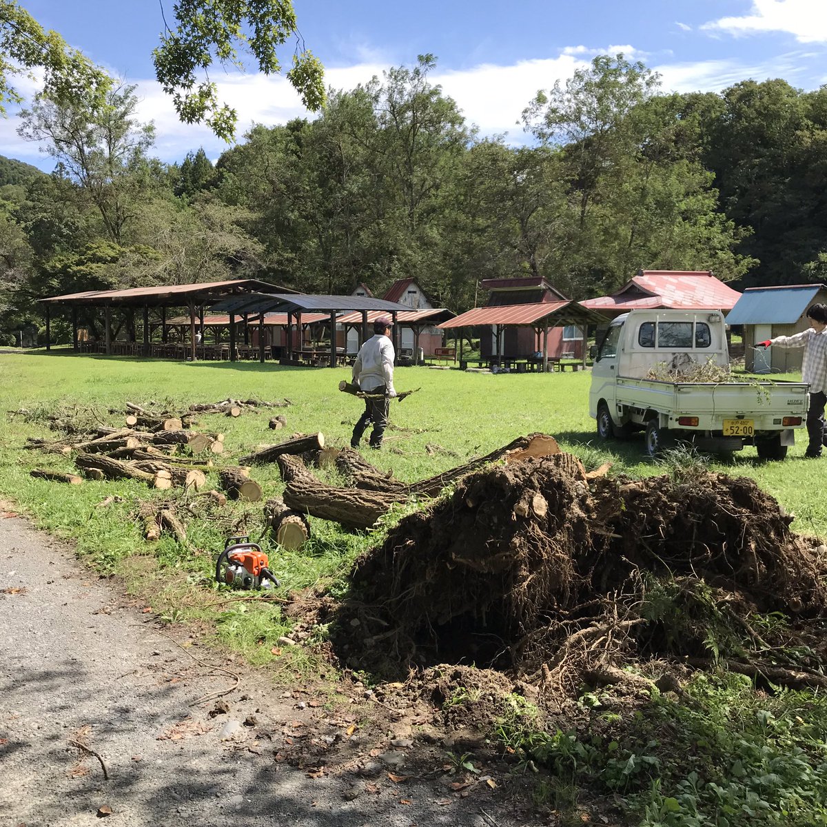 上小川キャンプ場 公式 台風15号の残した爪あとが各地で大変ですね 当上小川キャンプ場の４本の倒木もご心配をおかけしましたが この3日間家族で頑張り 今日最後の大木の片付けが終わりました 大変でしたがホッとしました 大増水した川も大分水が