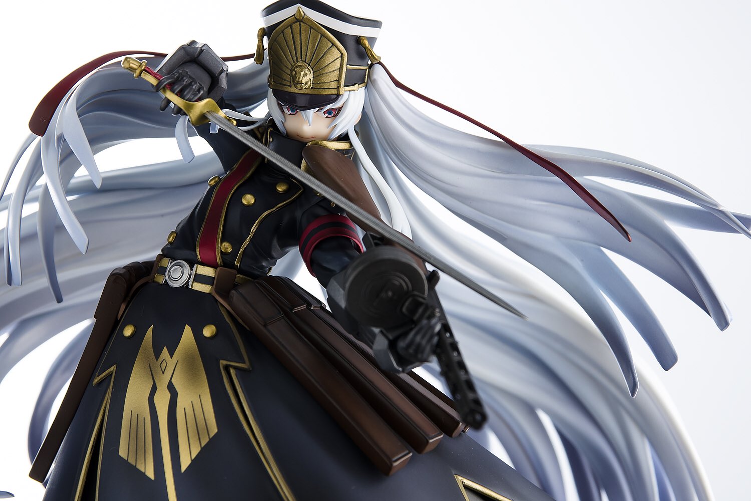 Twitter 上的 Boxos アルタイル立体化するなら絶対コレ って思ってたポージングとシチュエーションなのが本当に嬉しい 1話で能力使う時に サーベルと機関銃をヴァイオリン弾くみたいに構えるのが厨二病全開で大好きだから作ってる側の分かってる感がすごい 原型製作は