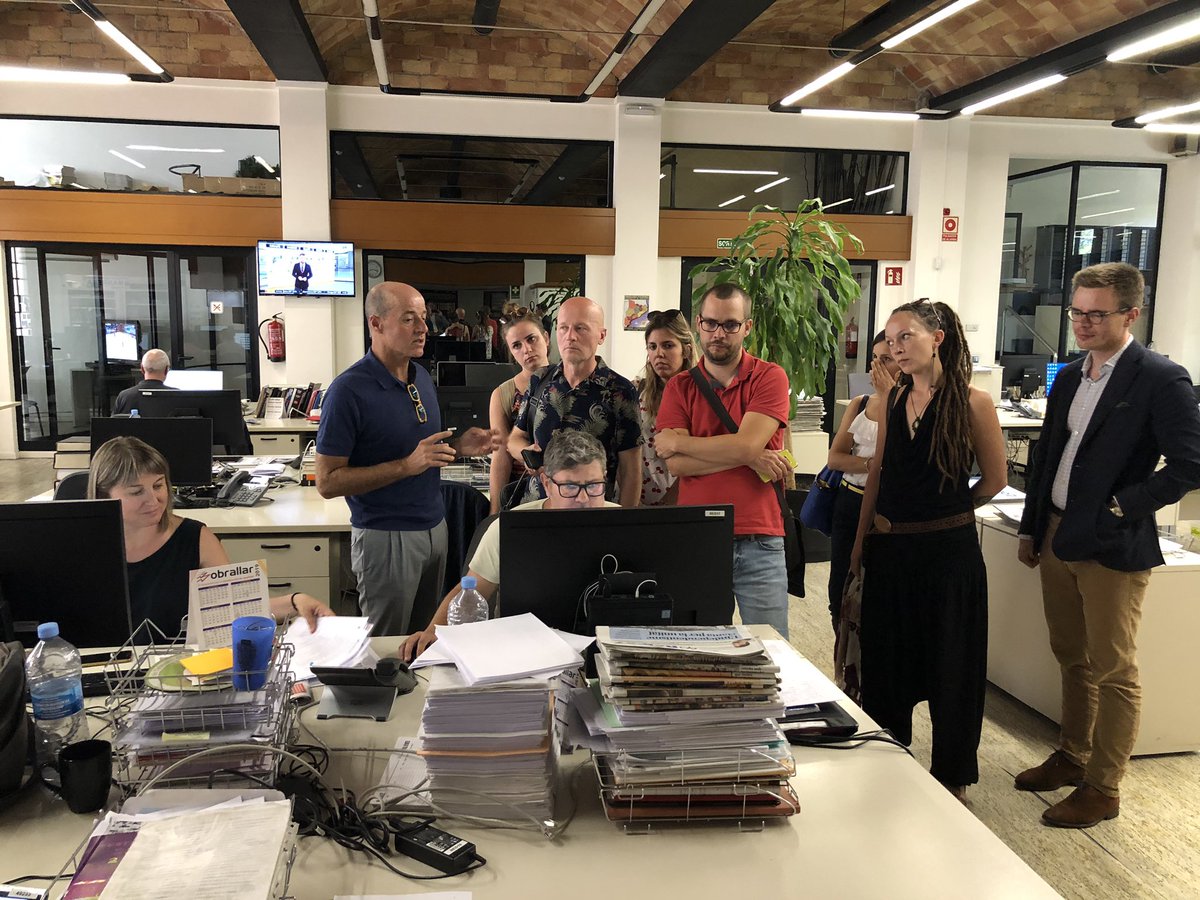 CatalunyaIntl's tweet photo. Volem mostrar als nostres visitants internacionals que Catalunya no s’acaba a Barcelona. Per això ara mateix som a Manresa visitant el @diariRegio7 amb un grup de periodistes estrangers. Gràcies per l’acollida, @DiariR7! #Projectem https://t.co/pEvwqhXV9S