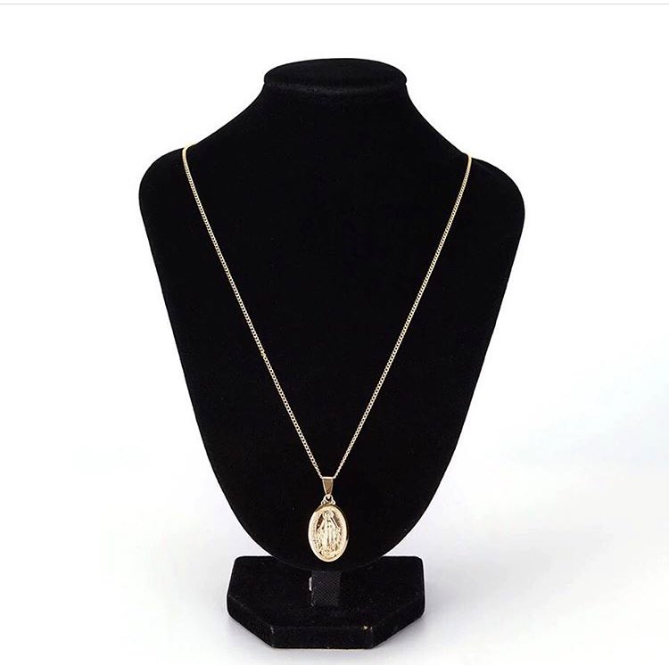 Do want to own an everyday necklace then this is for you Necklace Available in Gold Price: 2500 for short chain 3000 for long chain2years or more guaranteed Pls send a dm to order and also help Rt #BBNaija  #NairaMarley