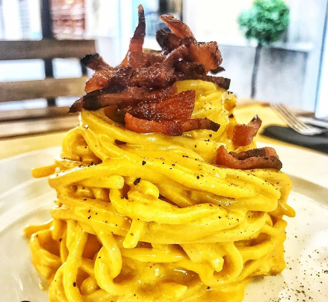 My Carbonara 🥰 My dish, my city,my country... Home made spaghetti, crispy guanciale (cured pork jowl cut in thick slice), yolk, pecorino cheese, black pepper.😋
#carbonara #spaghetti #italiandishes #regionalfood #Roma #Food #Foodie #eating #LunchTime #dinner #DinnerTime