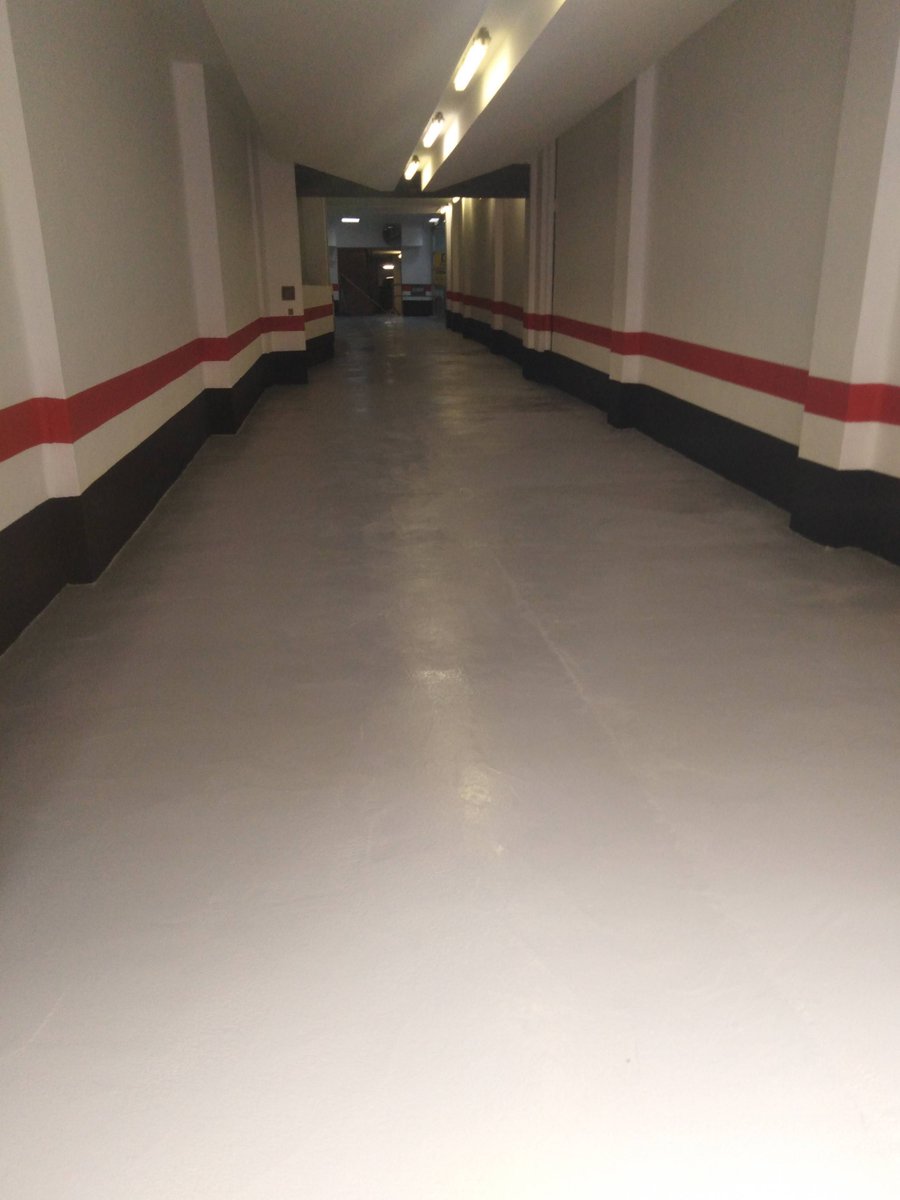 Adecuación acceso garaje situado en el centro de Valencia. Picado baldosas existentes, posterior capa de cemento  formulado para la puesta en servicio rápida del elemento. Reparación y pintura paredes garaje #drizoro #valència @drizoro <a href="/Pinturas_Isaval/">Isaval</a> @CAATValencia