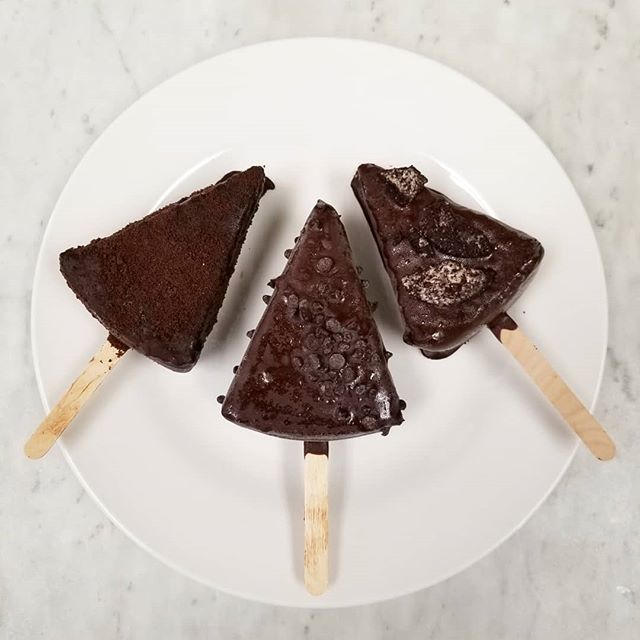 mothermousse's tweet photo. Start your day off right with our brand new Chocolate Covered Ice Cream Cake Slices 😍😍😍
.
.
#icecreamcake #cake #cakeonastick #wheresieats #stateneats #statenislandbakery #foodie #foodnetwork #statenislandcakes #mothermousse https://t.co/KCgfZyKjSc https://t.co/p8vfF0em3Z