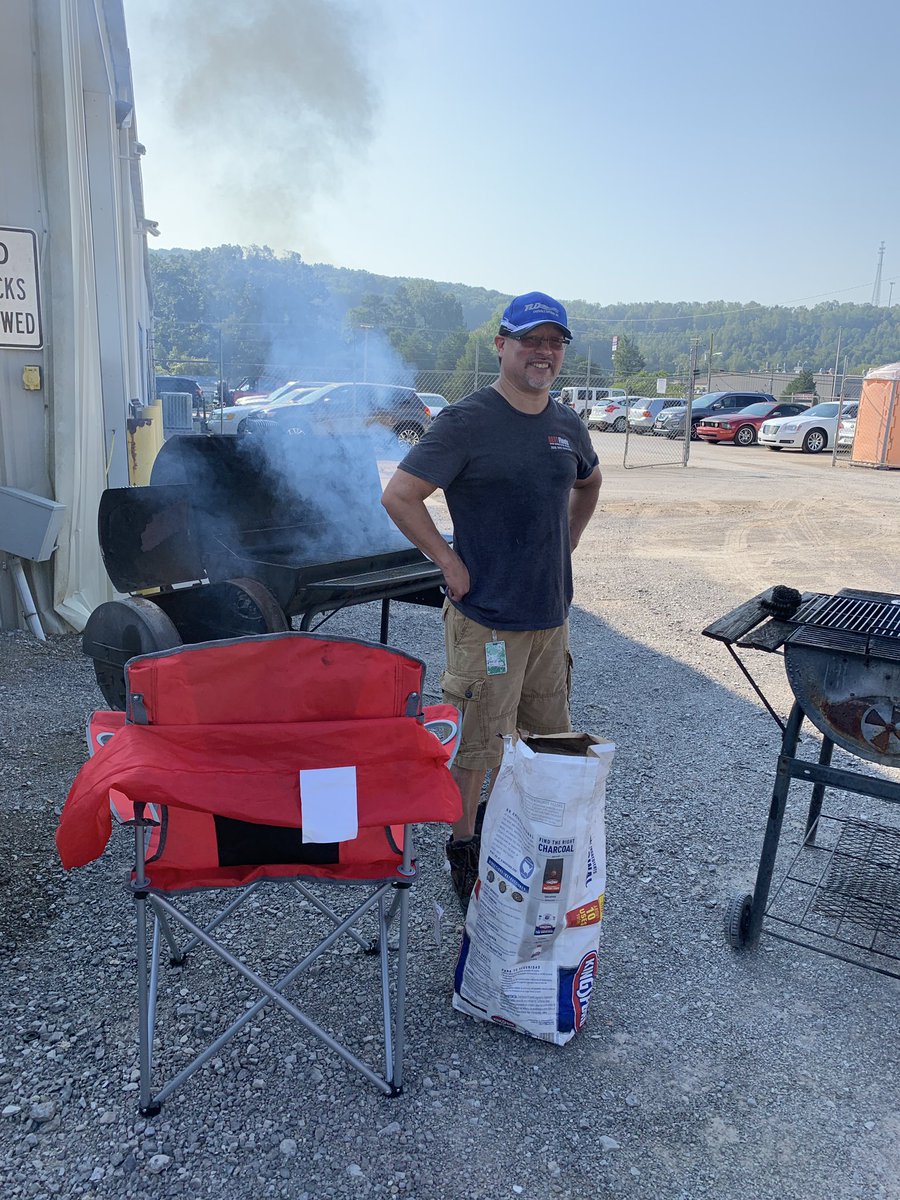 Drive4TLD's tweet photo. Drivers, our Knoxville location will be grilling today and tomorrow! Come by and pick up some food, snacks and your awesome new jacket! #NationalTruckDriverAppreciationWeek
#NationalTruckingWeek #TLDLogistics https://t.co/GzIMZzLhD9