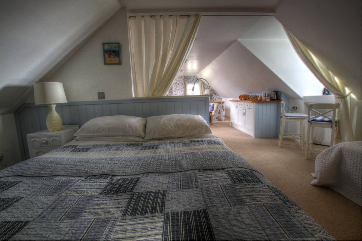 TheBBDirectory's tweet photo. Puffins is beautifully situated just 200 yards from the fine sandy beach at Trevone in Cornwall. This self-contained loft studio is the perfect base for exploring this seaside location.
https://t.co/KQeCfealqw
#StudioLoft #Accommodation #BandB #Coast #Beach #Trevone #Cornwall https://t.co/rlFPXkvsZO
