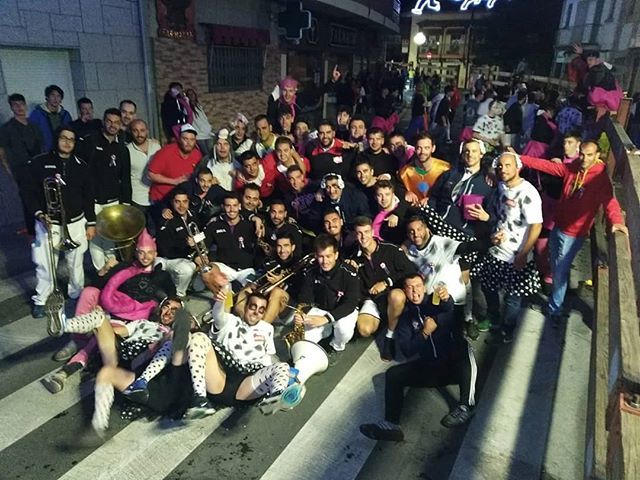 MUUUUUY BUENAS NOTEROS Y NOTERAS DEL MUNDO VIRTUAAAAAAL‼

Ayer estuvimos con Los Mozos de Los Molinos......... QUE GRANDES SOIS💥 Por aquí os dejamos la foto que nos hicimos con ellos. Muchas gracias chicos por otra noche más de fiesta y diversión🔥‼ Y… ift.tt/2N8eVtb