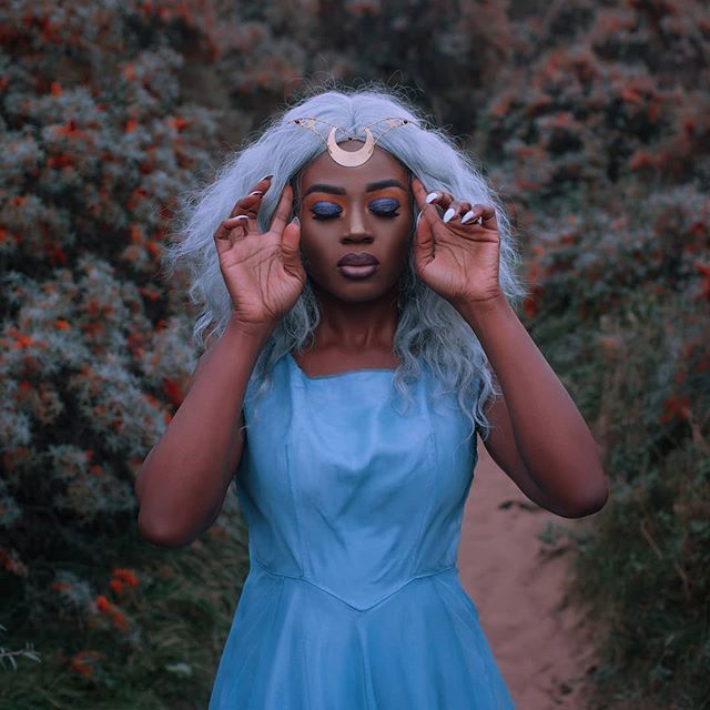 Listen to the voice of Autumn who's inviting you for a long walks through woods and parks under the deep colours of endless blue skies.
Love this shot from @dashiee
Model and muah: @doris_magenta 
Headpiece: @moondome_uk 
Dress: @thosewerethedaysvintage 💫
Golden moon circlet…