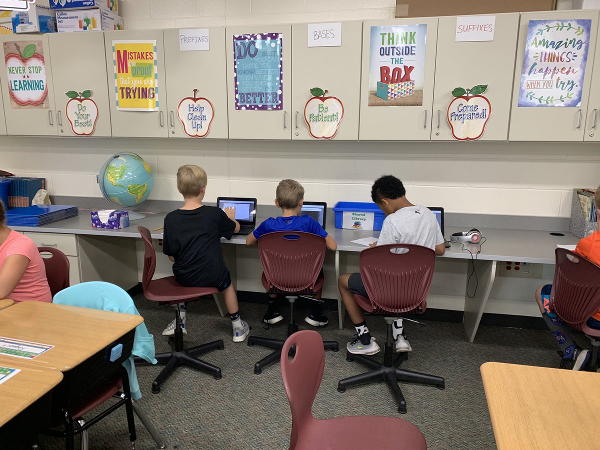 JenCam413's tweet photo. 4th grade students are preparing for today’s math lesson by front loading with Kahn Academy. @Chelsea_Tigers https://t.co/K3cgMIqW6d
